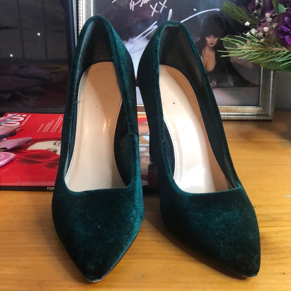Beautiful velvet metal green heels